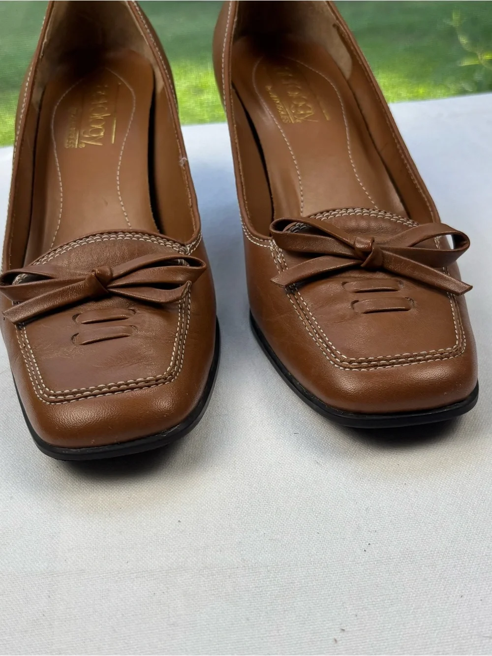 AEROSOLES Petunia Brown Leather Pumps Size 8.5 Kitten Heel Square Toe with Bow